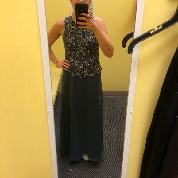 Sleeveless beaded chiffon dress by jkara - Picture 3 of 4